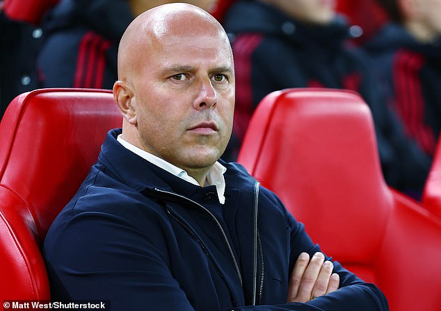 Arne Slot vracia úder po tom, čo bol obvinený z Arne Slot trvá na tom, že sa „neospravedlňoval“ za zlú formu Liverpoolu a je „úplne spokojný“ so svojím tímom.