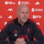 Arne Slot má v Liverpoole veľké problémy