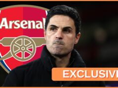 Arsenal povedal cenovku krídelníka AC Miláno Rafaela Leãa Hráči Arsenalu oslavujú víťazstvo nad Crystal Palace