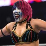 Asuka formálne transformuje svoje meno, ktoré dodržiava prekvapujúci útok Rhea Ripley na RAW