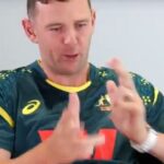 Niekoľko hviezd austrálskeho kriketu vrátane Josha Hazlewooda (na obrázku) sa dostalo pod paľbu po tom, čo sa v propagačnom videu zdalo, že zosmiešňuje Indiu.