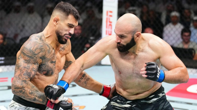 Azamat Murzakanov TKOs Aleksandar Rakic ​​​​prestupuje na 16-0 

