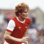 BREAKING: Legenda Arsenalu Willie Young zomiera, keď Gunners vedú emocionálne pocty