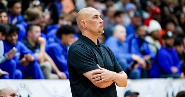 Basketbalový inštruktor Eastvale Roosevelt Stephen Singleton odchádza do dôchodku 

