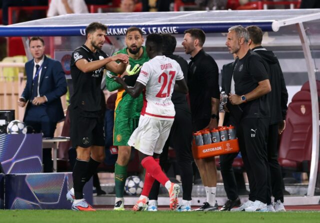 Battle vybuchne v nepokojných záverečných fázach zrážky Guy City Clash, keď tréner Monako vyslal 

