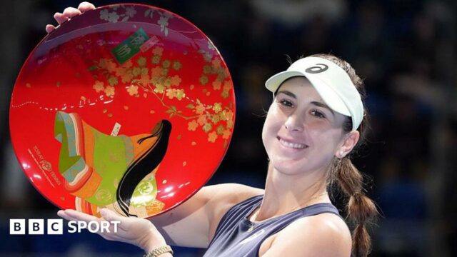 Belinda Bencicová vyhrala druhý titul na okruhu WTA, pretože sa Belinda Bencic of Switzerland poses with the trophy