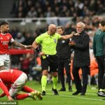Jose Mourinho (uprostred vpravo) bol všetko, len nie výnimočný, keďže jeho tím Benficy prehral na ihrisku Newcastlu 3:0