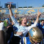 Útočný koordinátor UCLA Jerry Neuheisel je jeho hráčov po víťazstve nad štátom Penn.