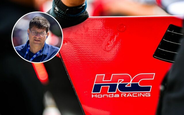 Steve Phelps pri pohľade na Bill France Cup po finále sezóny 2023 - Zdroj: Imagn