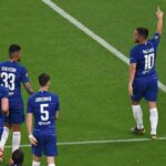 Charlie Morgan na zemi, keď nad ním stál Eden Hazard