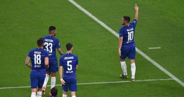 Charlie Morgan na zemi, keď nad ním stál Eden Hazard