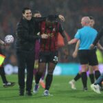 Bournemouth, Anglicko - 03. októbra: Andoni Iraola, manažér AFC Bournemouth a Antoine Semenyo z AFC Bournemouth, oslavujú po zápase Premier League medzi Bournemouthom a Fulhamom na štadióne Vitality Stadium 3. októbra 2025 v Bournemouth v Anglicku. (Foto: Steve Bardens/Getty Images)