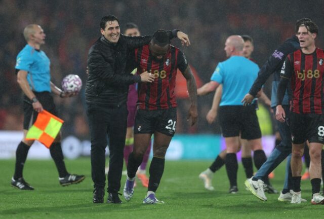 Bournemouth, Anglicko - 03. októbra: Andoni Iraola, manažér AFC Bournemouth a Antoine Semenyo z AFC Bournemouth, oslavujú po zápase Premier League medzi Bournemouthom a Fulhamom na štadióne Vitality Stadium 3. októbra 2025 v Bournemouth v Anglicku. (Foto: Steve Bardens/Getty Images)