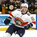 Brad Marchand trénuje mládežnícky hokej po tom, čo kamarátova dcéra zomrela na rakovinu