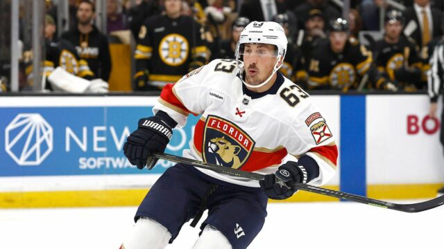 Brad Marchand trénuje mládežnícky hokej po tom, čo kamarátova dcéra Brad Marchand trénuje mládežnícky hokej po tom, čo kamarátova dcéra zomrela na rakovinu