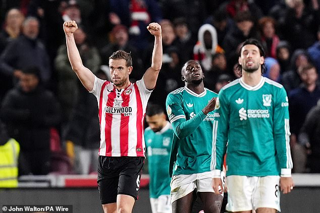 Brentford 3-2 Liverpool: Arne Port's Reds utrpeli zatiaľ najznepokojujúcejšiu prehru, Zdá sa, že čas Jordana Hendersona vo futbalovej divočine sa skončil, jeho bývalý tím vyzerá stratenejší než kedykoľvek predtým.