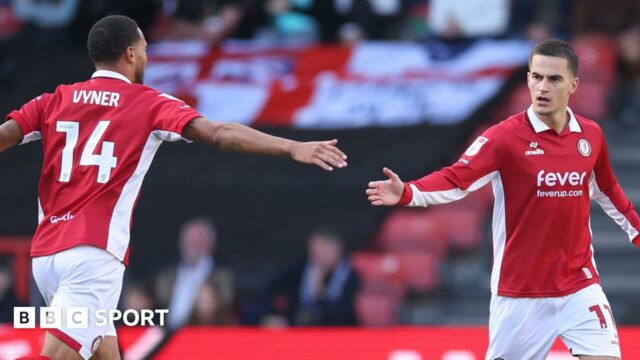 Zak Vyner and Anis Mehmeti high five playing for Bristol City