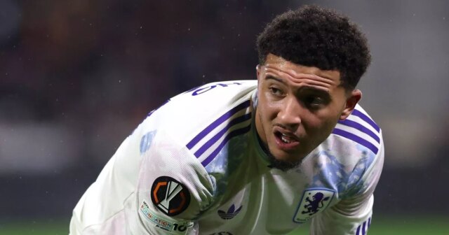 Bruno Fernandes a Marcus Rashford vedú celebrity Guy Utd pri Jadon Sancho si počas zápasu vyťahuje ponožky