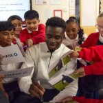 Eso Arsenalu a Anglicka Bukayo Saka ohromili žiakov svojej starej základnej školy