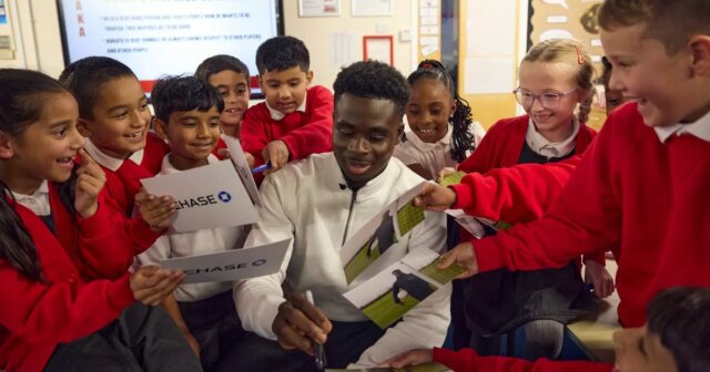 Bukayo Saka omráči študentov v psychologickom návrate na kľúčovú vysokú Eso Arsenalu a Anglicka Bukayo Saka ohromili žiakov svojej starej základnej školy