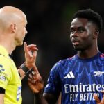 Bukayo Saka hovorí s Anthonym Taylorom