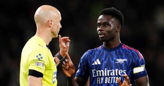 Bukayo Saka hovorí s Anthonym Taylorom