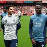 Bukayo Saka založená pre úplne novú zbernú službu, keď Mikel Arteta klesá