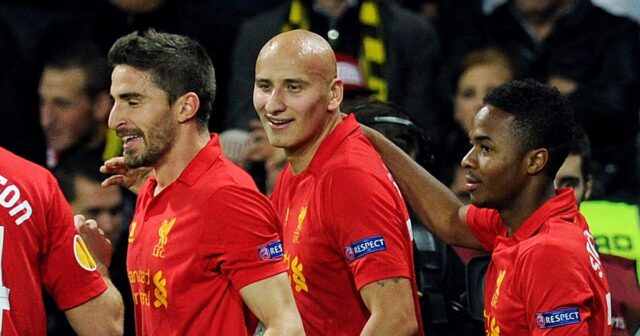 Bývalá celebrita z Liverpoolu, ktorá momentálne chýba perá v pivničnej Jonjo Shelvey