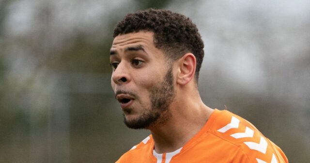 Bývalá hviezda Bournemouthu a syn ikony Spurs prišiel pri hororovej Jordan Cheidozie, 31, bol na tvrdom ramene M27