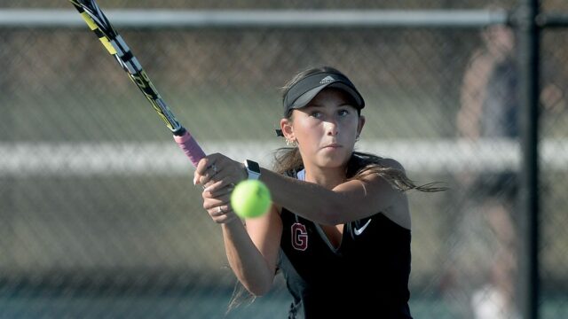 CS8 Ladies Tennis vidí Titans drží prácu ako titul Glenwood Wins Group titul 

