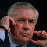 Nový hlavný tréner brazílskeho futbalového tímu, Talian Carlo Ancelotti, si 26. mája 2025 počas oficiálnej prezentácie v hoteli v štvrti Barra da Tijuca v brazílskom Rio de Janeiro nastavuje slúchadlá.
