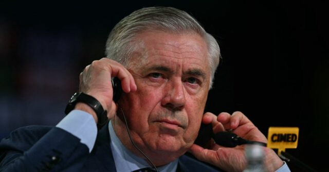 Nový hlavný tréner brazílskeho futbalového tímu, Talian Carlo Ancelotti, si 26. mája 2025 počas oficiálnej prezentácie v hoteli v štvrti Barra da Tijuca v brazílskom Rio de Janeiro nastavuje slúchadlá.