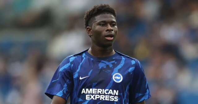 Carlos Baleba odhaľuje skutočné farby s prestupom Guy Utd pred Carlos Baleba z Brightonu & Hove Albion počas zápasu Premier League medzi Brighton & Hove Albion a Tottenham Hotspur na Amex Stadium 20. septembra 2025 v anglickom Brightone.