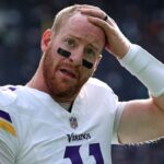 Carson Wentz z Vikingov prevádzkuje rukavicu na výrobu decison