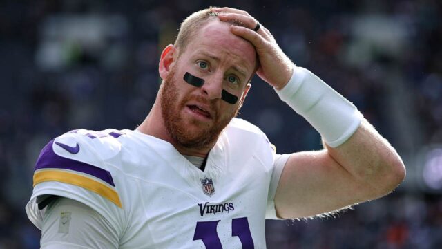 Carson Wentz z Vikingov prevádzkuje rukavicu na výrobu decison 


