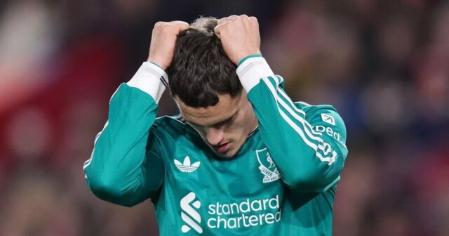 Celebrita Bayernu Mníchov menom Florian Wirtz týkajúca sa Liverpoolu má Florian Wirtz z Liverpoolu reaguje počas zápasu Premier League na Gtech Community Stadium v Londýne. Dátum fotografie: sobota 25.10.2025.