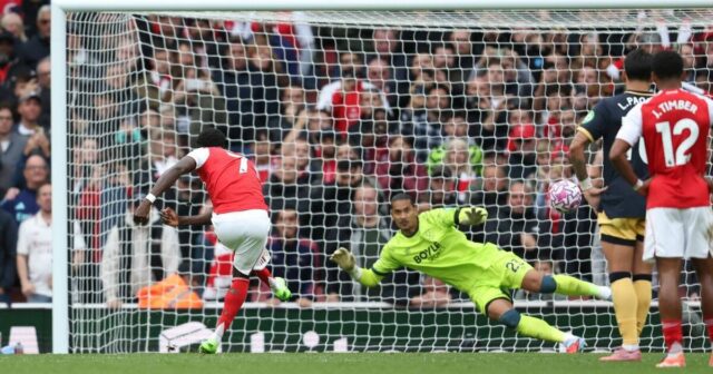 Celebrita s nástrojmi vytvára nežiaduci dokument, keď vzniká správa Thierry Henry | Futbal | Športová aktivita 

