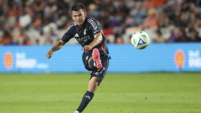 Celebrita zo San Diega 'Chucky' Lozano odpočíva na úvodnom zápase Celebrita zo San Diega 'Chucky' Lozano odpočíva na úvodnom zápase play-off proti Timbers