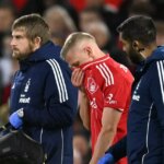 Ukrajinský obranca Nottingham Forest #35 Oleksandr Zinchenko (C) odchádza z ihriska po tom, čo sa zranil