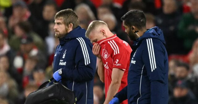 Ukrajinský obranca Nottingham Forest #35 Oleksandr Zinchenko (C) odchádza z ihriska po tom, čo sa zranil 