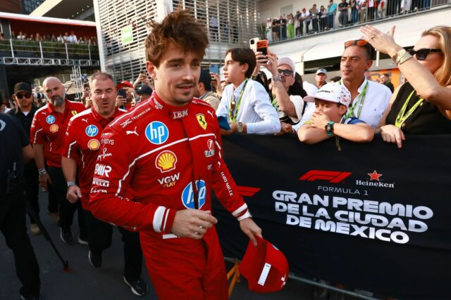 Charles Leclerc hodnotí svoj posledný certifikačný pokus, ako sa v Lando Norris, Charles Leclerc a Lewis Hamilton na Autodromo Hermanos Rodriguez. Zdroj: Getty