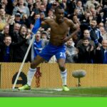 Chelsea's Salomon Kalou oslavuje po streľbe gólu