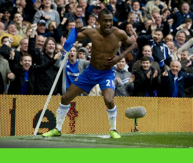 Chelsea's Salomon Kalou oslavuje po streľbe gólu