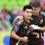 Chelsea blázon do povolenia „ideálneho 16-ročného celosvetového“ vyžarovania na hrnčekoch U20 Globe
