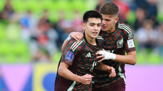 Chelsea blázon do povolenia „ideálneho 16-ročného celosvetového“ vyžarovania na hrnčekoch U20 Globe 


