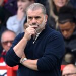 NOTTINGHAM, ANGLICKO – 18. OKTÓBRA: Ange Postecoglou, manažér Nottingham Forest, vyzerá skľúčene po tom, čo Pedro Neto z Chelsea (bez obrázku) strelil druhý gól tímu počas zápasu Premier League medzi Nottingham Forest a Chelsea na City Ground 18. októbra 2025 v anglickom Nottinghame. (Foto: Shaun Botterill/Getty Images)