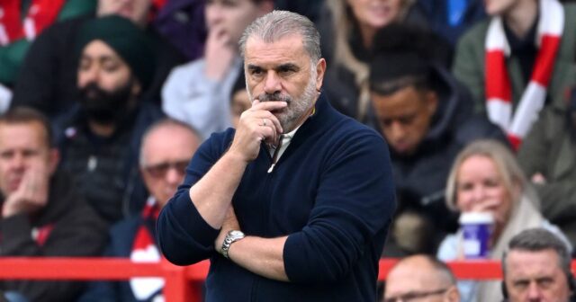 NOTTINGHAM, ANGLICKO – 18. OKTÓBRA: Ange Postecoglou, manažér Nottingham Forest, vyzerá skľúčene po tom, čo Pedro Neto z Chelsea (bez obrázku) strelil druhý gól tímu počas zápasu Premier League medzi Nottingham Forest a Chelsea na City Ground 18. októbra 2025 v anglickom Nottinghame. (Foto: Shaun Botterill/Getty Images)