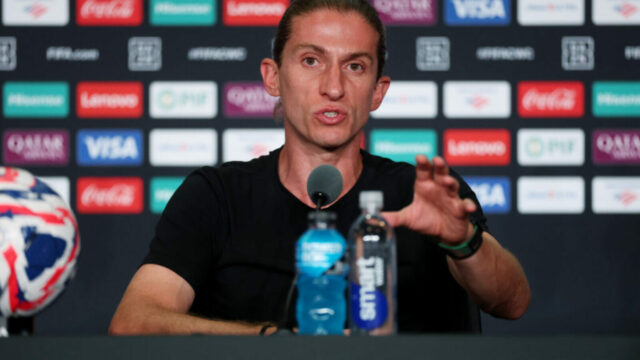 Chelsea v centre pozornosti Enza Maresca, keď Filipe Luis dáva Chelsea v centre pozornosti Enza Maresca, keď Filipe Luis dáva svojim súperom dôležité varovanie