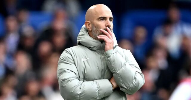 Enzo Fernandez spája svoje šnúrky počas tréningu v tréningovom stredisku Florida Blue.