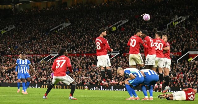 Chyba Anthonyho Taylora bola zistená po červenej karte Guy Utd Danny Welbeck strelil pôsobivý priamy kop pre Brighton proti Manchestru United